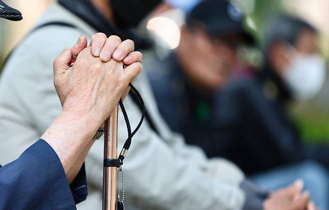 서울 종로구 탑골공원에서 어르신들이 휴식을 취하고 있다. 기사 내용과 직접적 관련 없는 사진./사진=뉴스1