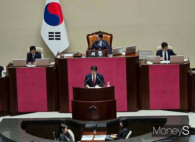 구윤철 경제부총리 겸 기획재정부 장관이 노란봉투법(노동조합 및 노동관계조정법 개정안) 시행과 관련해 "기업들이 우려하는 불확실성을 최소화하기 위해 대법원 판례, 노동위원회 결정, 전문가 의견을 수렴해 가이드라인과 규정을 마련하겠다"고 밝혔다. 사진은 이날 제429회국회(정기회) 제7차 본회의 '경제에 관한 질문'이 진행되는 서울 여의도 국회 본회의장의 모습. /사진=김성아 기자