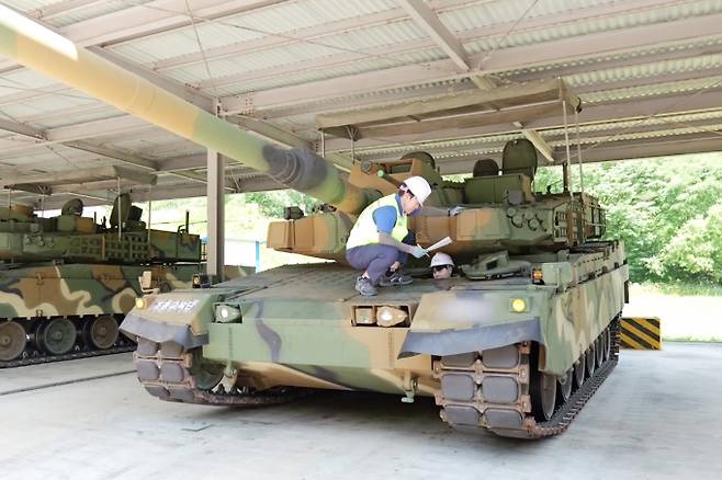 현대로템이 군 전투준비태세를 위한 정비 지원을 이어간다. 사진은 현대로템 관계자가 육군 기계화학교를 찾아 K2 전차를 점검하던 모습. /사진=현대로템