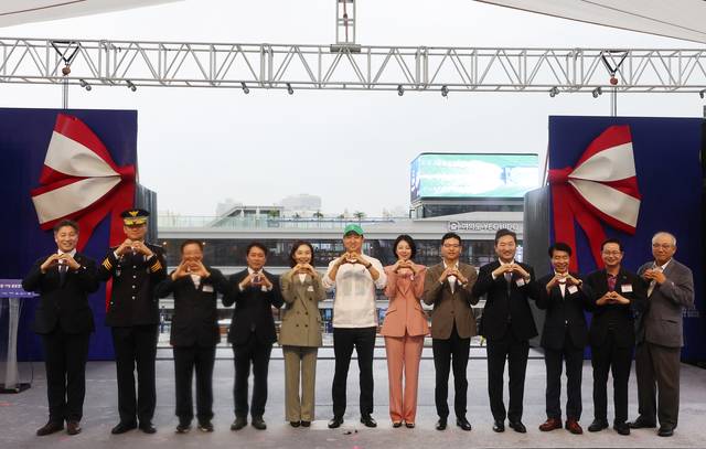 내일부터 배로 출퇴근 하세요 : 한강버스 정식 운항 하루 전날인 17일 서울 한강버스 여의도선착장에서 열린 취항식에서 오세훈(왼쪽 여섯 번째) 서울시장이 배현진(〃 일곱 번째) 국회의원, 박정훈(〃 여덟 번째) 국회의원, 최호정(〃 다섯 번째) 서울시의회 의장 등 참석자들과 리본 커팅을 한 뒤 포즈를 취하고 있다. 연합뉴스