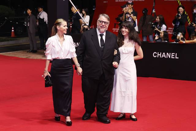 기예르모 델 토로 감독(가운데)이 17일 부산 해운대구 영화의전당에서 제30회 부산국제영화제(BIFF) 개막식 포토월에 참석하기 위해 레드카펫을 밟고 있다. 연합뉴스