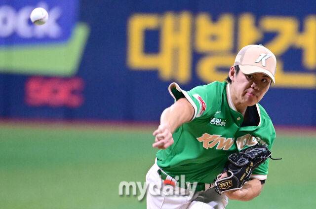 2025년 8월 2일 오후 서울 고척스카이돔에서 열린 '2025 신한 SOL뱅크 KBO 리그' 롯데 자이언츠와 키움 히어로즈의 경기. 키움 선발투수 김윤하가 역투하고 있다./마이데일리
