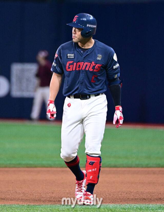 2025년 7월 24일 오후 서울 고척스카이돔에서 열린 '2025 신한 SOL뱅크 KBO 리그' 롯데 자이언츠와 키움 히어로즈의 경기. 롯데 전준우가 6회초 1사 후 우익수 플라이를 친 뒤 아쉬워하고 있다./마이데일리