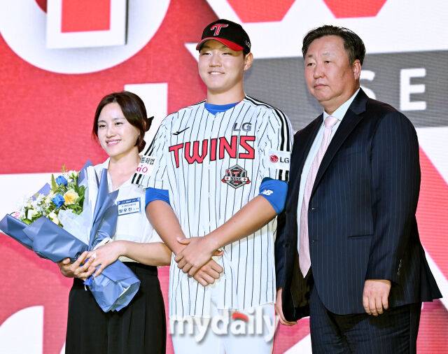 경기항공고 양우진(가운데)이 17일 오후 서울 잠실 롯데호텔에서 진행된 '2026 KBO 신인 드래프트'에서 1라운드 8순위로 LG에 지명된 뒤 포즈를 취하고 있다. 이번 드래프트는 전면 드래프트 방식으로 총 11라운드에 걸쳐 진행되며, 총 1,261명의 대상자 중 최대 110명이 KBO 10개 구단의 새 식구로 합류하게 된다. 지명 순서는 2024시즌 최종 순위 역순에 따라 키움 히어로즈를 시작으로 NC 다이노스, 한화 이글스, 롯데 자이언츠, SSG 랜더스, KT 위즈, 두산 베어스, LG 트윈스, 삼성 라이온즈, KIA 타이거즈 순으로 진행된다./마이데일리