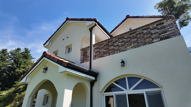 경매에 나온 경기 가평 설악면 소재 2층 신축 단독주택의 모습. [안경찬PD]