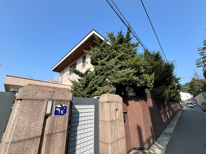 삼성가(家) 홍라희 리움미술관 명예관장, 이재용 삼성전자 회장, 이부진 호텔신라 사장, 이서현 삼성물산 사장이 매도한 서울 용산구 이태원동의 단독주택 모습. 윤성현 기자