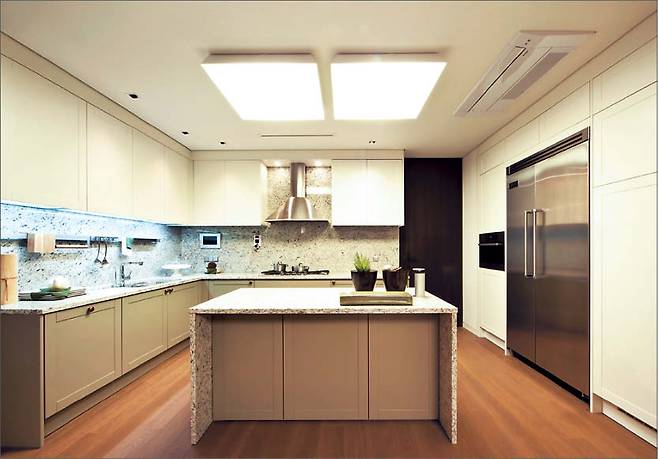 논현 ‘아펠바움’외관(왼쪽)과 실내 거실·욕실·주방 모습  [시행사 신조 M&D 홈페이지]