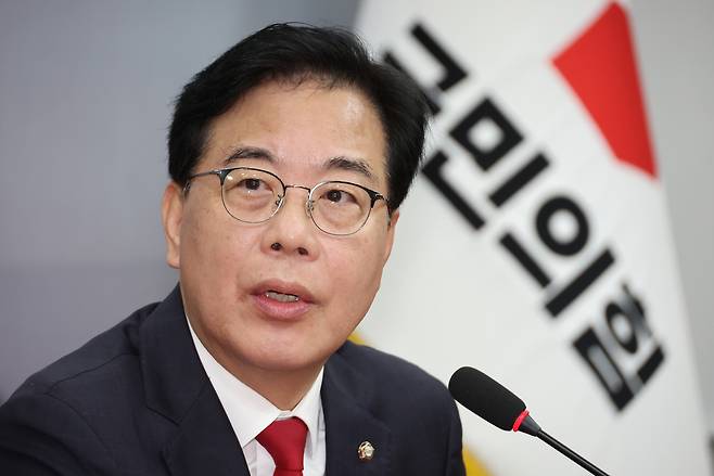 송언석 국민의힘 원내대표가 17일 서울 여의도 국회에서 권성동 의원 구속, 정부조직법 여야 협상 등 현안 관련 취재진 질문에 답하고 있다. [연합]