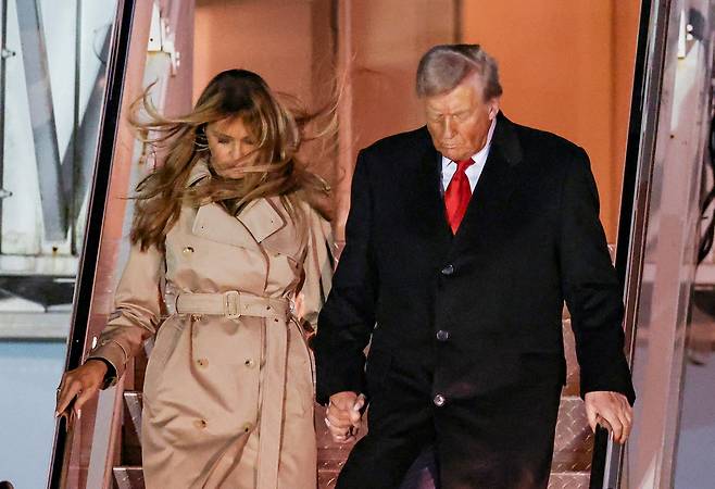 도널드 트럼프(오른쪽) 미국 대통령과 멜라니아 트럼프 여사가 16일(현지시간) 영국 런던 근교의 스탠스테드 공항에 도착해 영접을 받고 있다. [로이터]