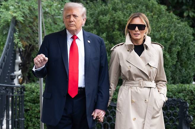 도널드 트럼프(왼쪽) 미국 대통령과 멜라니아 트럼프 여사가 16일(현지시간) 영국 국빈방문길에 오르기 위해 백악관을 나서고 있다. [AFP]