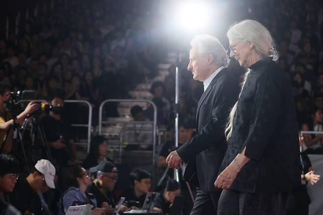 마이클 만 감독(왼쪽)이 17일 부산 해운대구 우동 영화의전당에서 열린 제30회 부산국제영화제 개막식에 참석하고 있다. [연합]