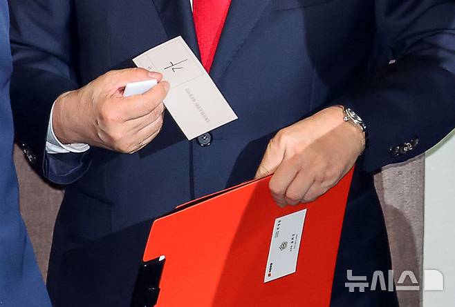 [서울=뉴시스] 김명년 기자 = 지난 11일 오후 서울 여의도 국회에서 열린 제249회국회(정기회) 제4차 본회의에서 권성동 국민의힘 의원이 자신의 체포동의안에 대해 '가'라고 적힌 투표지를 들고 투표함으로 이동하고 있다. 2025.09.16. kmn@newsis.com