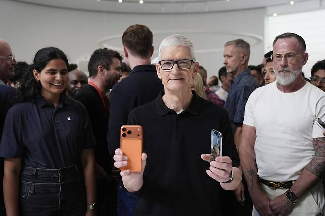 [쿠퍼티노=AP/뉴시스] 9일(현지 시간) 미국 캘리포니아주 쿠퍼티노 애플파크에서 팀 쿡 애플 CEO가 아이폰 17 프로 등 신제품을 들어보이고 있다. 2025.09.10.