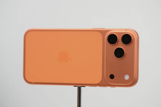 [쿠퍼티노=AP/뉴시스] 9일(현지 시간) 미국 캘리포니아주 쿠퍼티노 애플파크에서 아이폰 17 프로가 공개되고 있다. 2025.09.10.