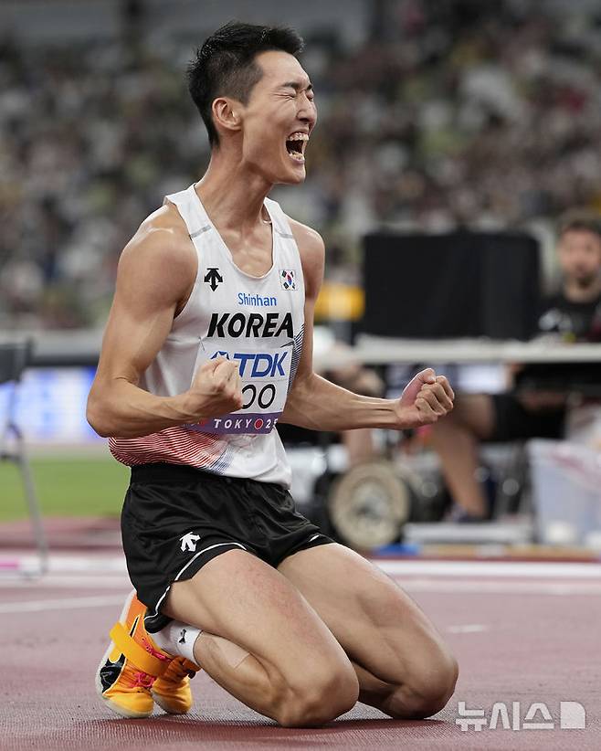 [도쿄=AP/뉴시스] 우상혁이 16일 일본 도쿄 국립경기장에서 열린 2025 도쿄 세계육상선수권대회 남자 높이뛰기 결선에서 환호하고 있다. 우상혁은 이날 대회 남자 높이뛰기 결선에서 2ｍ34를 넘고 은메달을 획득했다. 2025.09.16.