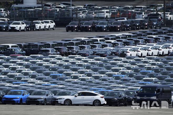 [요코하마=AP/뉴시스]일본차 업체들은 도널드 트럼프 미국 행정부의 고관세 정책 대응을 위해 미국 외 판로 개척에 나서고 있다고 17일 니혼게이자이신문(닛케이)이 전했다. 사진은 지난 4월 8일 일본 요코하마항 다이코쿠 부두에 수출용 자동차가 늘어서 있는 모습. 2025.09.17.