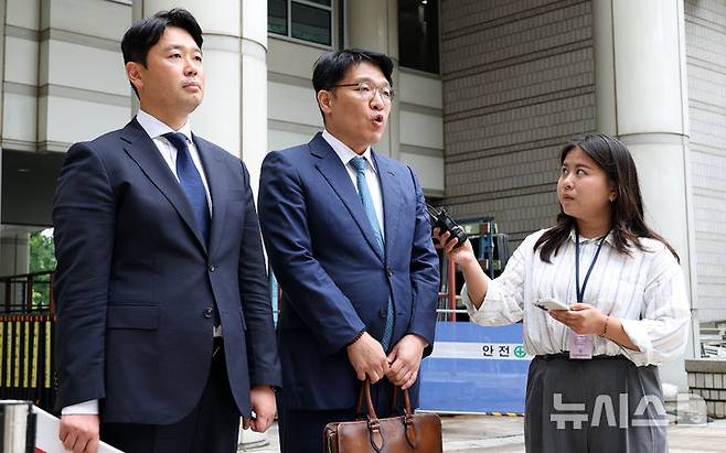 [서울=뉴시스] 권창회 기자 = 정치자금법 위반과 청탁금지법 위반 혐의를 받는 김상민 전 부장검사가 17일 서울 서초구 서울중앙지법에서 열린 구속 전 피의자 심문(영장실질심사)에 출석하며 발언하고 있다. (공동취재) 2025.09.17. photo@newsis.com