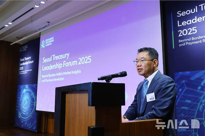 [서울=뉴시스]SC제일은행은 지난 16일 서울 중구 호텔신라 영빈관 에메랄드홀에서 기업 고객을 대상으로 'Seoul Treasury Leadership Forum 2025'를 개최했다고 17일 밝혔다. 이번 포럼은 SC제일은행의 모기업인 스탠다드차타드(SC)그룹이 매년 주요 진출 시장에서 개최하는 행사다. (사진=SC제일은행). 2025.09.17. photo@newsis.com