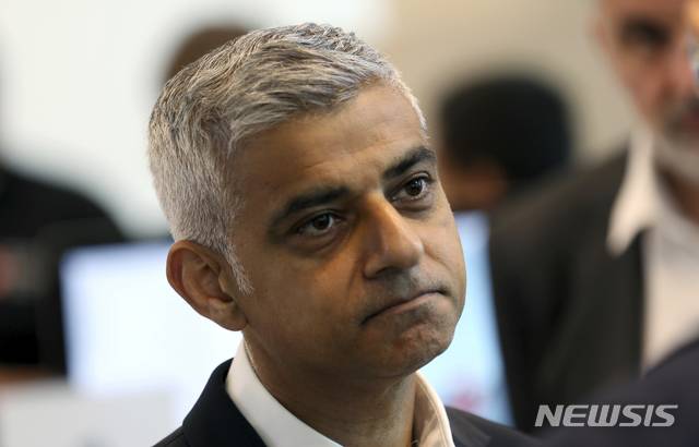 [런던=AP/뉴시스] 사디크 칸 런던 시장이 16일(현지 시간) 영국을 국빈방문 중인 도널드 트럼프 미국 대통령을 향해 독설을 퍼부었다. 사진은 2018년 6월 11일 영국 런던에서 촬영한 칸 시장. 2025.09.17..