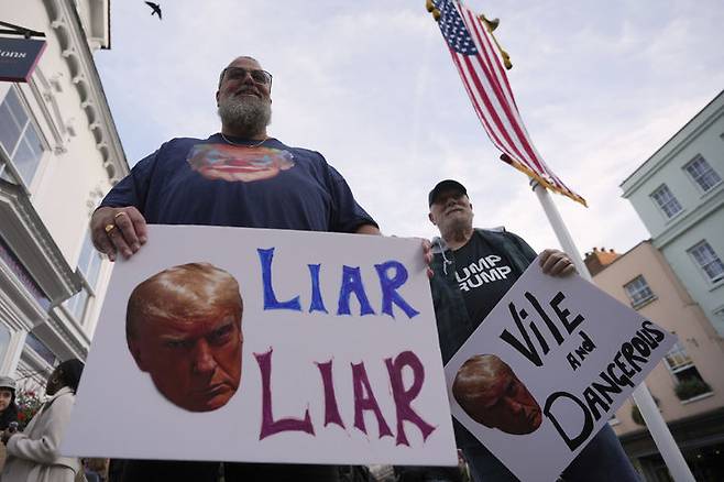 [윈저=AP/뉴시스] 16일(현지 시간) 영국 윈저에서 도널드 트럼프 미국 대통령의 방문에 반대하는 시위대가 각종 손팻말을 들고 있다. 2025.09.17.