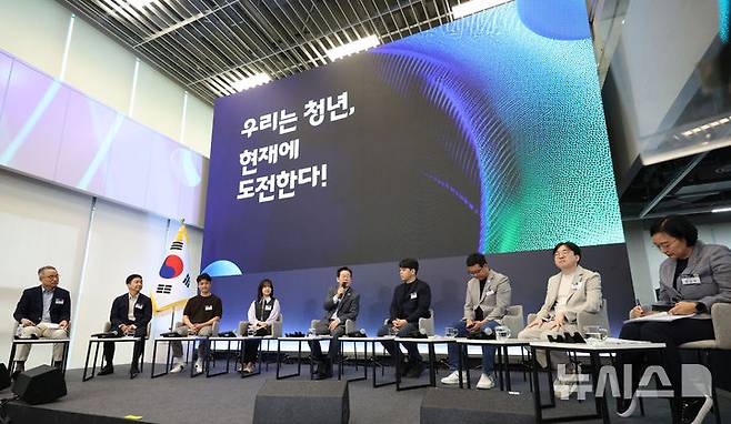 [성남=뉴시스] 고범준 기자 = 이재명 대통령이 17일 경기도 성남시 스타트업 스퀘어에서 열린 청년 스타트업 상상콘서트에서 발언하고 있다. 2025.09.17. bjko@newsis.com