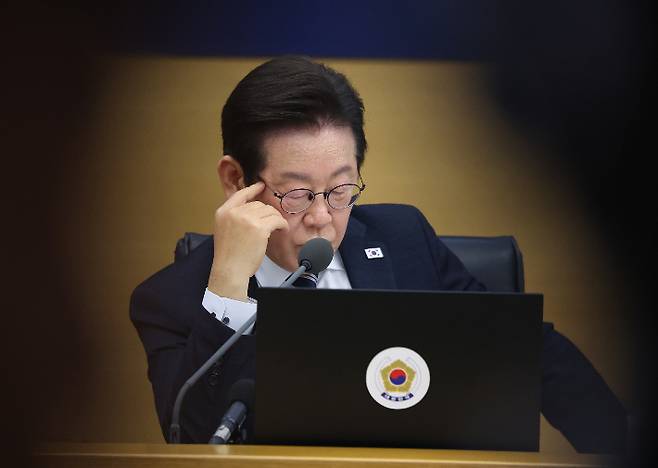 이재명 대통령이 16일 정부세종청사에서 열린 제42회 국무회의에서 참석자 발언을 들으며 자료를 살펴보고 있다. 연합뉴스