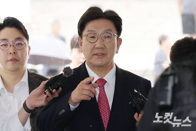 통일교로부터 불법 정치자금을 수수한 혐의를 받는 권성동 국민의힘 의원이 16일 오후 서울 서초구 서울중앙지방법원에서 열린 구속 전 피의자 심문(영장실질심사)에 출석하고 있다. 류영주 기자