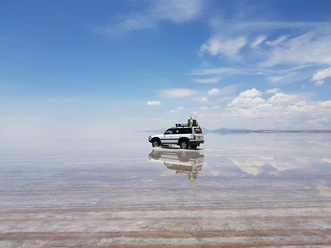 볼리비아 우유니 소금사막을 달리는 차량. 한진관광 제공.