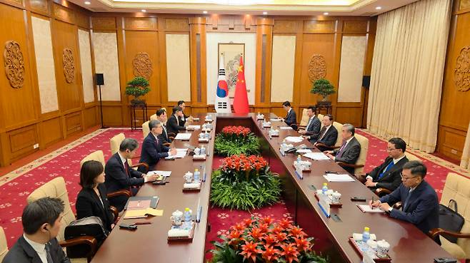 17일 오후 중국 베이징 댜오위타이국빈관에서 조현 외교부 장관과 왕이 중국 외교부장이 만나 회담을 하고 있다. 연합뉴스