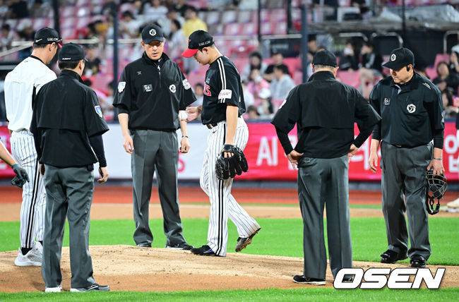 [OSEN=수원, 최규한 기자] 16일 수원 KT위즈파크에서 ‘2025 신한 SOL Bank KBO리그’ KT 위즈와 LG 트윈스의 경기가 열렸다.홈팀 KT는 헤이수스, 방문팀 LG는 손주영을 선발로 내세웠다.3회말 2사 1, 2루 상황 장대비로 경기가 중단 된 뒤 비가 그치자 경기 재개를 준비했다. LG 두 번째 투수 김영우가 등판을 준비하는 가운데 심판진이 정비 된 마운드를 함께 살피고 있다. 2025.09.16 / dreamer@osen.co.kr