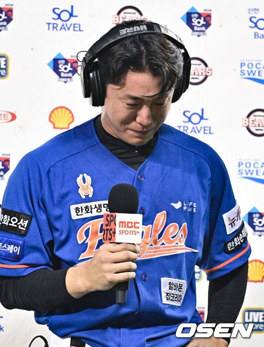 [OSEN=잠실, 박준형 기자] 한화 이상규가 1553일 만에 승리투수가 된 뒤 인터뷰 중 눈물을 흘리고 있다. 2024.08.24 / soul1014@osen.co.kr