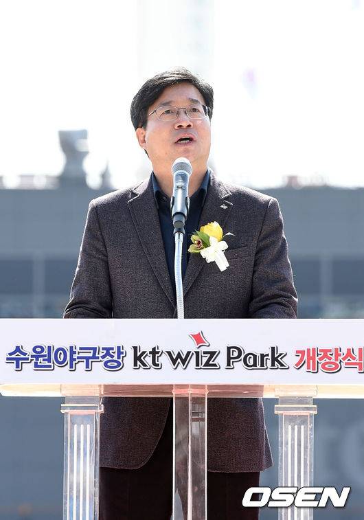[OSEN=수원, 이대선 기자] 14일 오후 경기 수원kt위즈파크에서 '2015 타이어뱅크 KBO 리그 시범경기' kt wiz와 두산 베어스의 경기에 앞서 개장식이 열렸다.염태영 수원시장이 축사를 하고 있다.이날 행사에는 염태영 수원시장을 비롯해 남경필 경기도지사, kt wiz 구단주 황창규 회장, 구본능 KBO 총재, 지역 국회의원 및 체육 관계자 200여명이 참석했다. /sunday@osen.co.kr