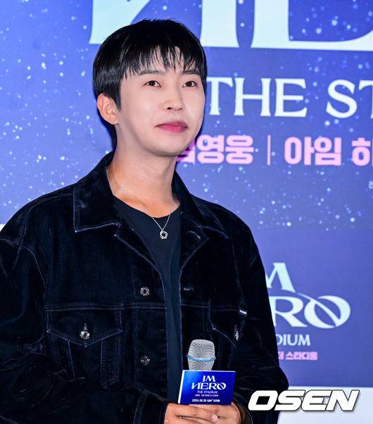[OSEN=지형준 기자] 22일 오후 서울 CGV 용산 아이파크몰에서 영화 '임영웅 아임 히어로 더 스타디움' 언론시사회 및 무대인사가 열렸다.‘임영웅│아임&nbsp;히어로&nbsp;더&nbsp;스타디움’은&nbsp;지난&nbsp;5월&nbsp;약&nbsp;10만&nbsp;명의&nbsp;영웅시대와&nbsp;서울월드컵경기장을&nbsp;하늘빛으로&nbsp;가득&nbsp;채운&nbsp;임영웅의&nbsp;첫&nbsp;스타디움&nbsp;입성기를&nbsp;다룬&nbsp;영화로,&nbsp;공연&nbsp;실황과&nbsp;함께&nbsp;비하인드가&nbsp;그려진다.임영웅이 포토타임을 하고 있다. 2024.08.22 / jpnews@osen.co.kr
