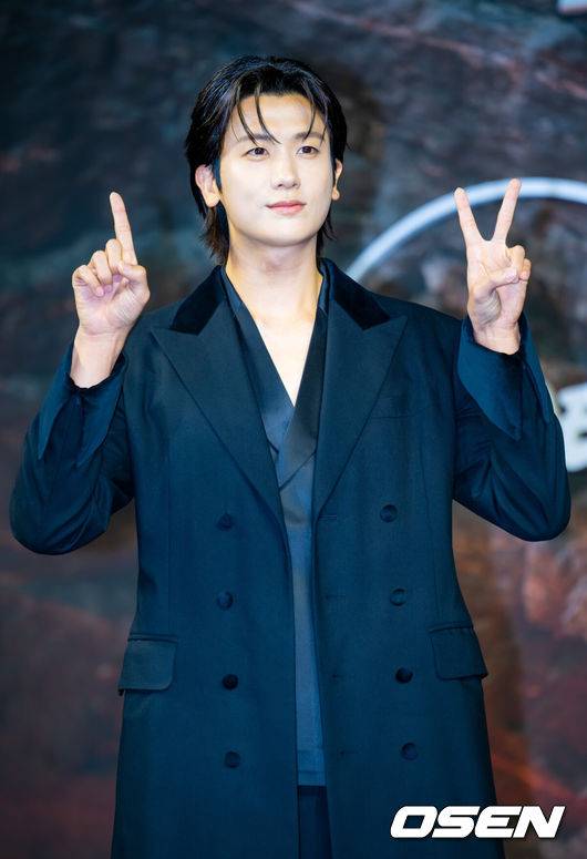 [OSEN=민경훈 기자] 20일 오전 서울 앰버서더 서울 풀만 호텔 그랜드볼룸에서 K-액션 히어로 시리즈 '트웰브' 제작발표회가 진행됐다.KBS 2TV&nbsp;와 디즈니+를 통해 방영 예정인&nbsp;'트웰브'는 동양의 12지신을 모티브로 한 작품으로 인간을 수호하기 위해 인간의 모습으로 살아가고 있는 12천사들이 악의 무리에 맞서는 전투를 그린 액션 히어로물이다.배우 박형식이 포즈를 취하고 있다. 2025.08.20 /rumi@osen.co.kr