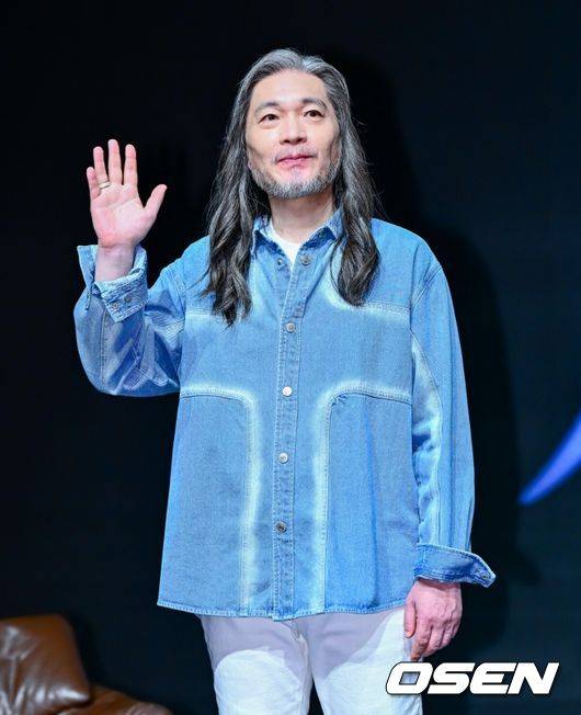 [OSEN=지형준 기자] 17일 오후 서울 강남구 청담동 일지아트홀에서 임재범 40주년 기념 전국투어 및 8집 선공개 기자간담회가 열렸다.  가수 임재범은 데뷔 40주년이라는 이정표를 맞아 전국투어 콘서트 ‘나는 임재범이다’를 개최하고, 정규 8집의 포문을 여는 신곡 ‘인사’를 들고 가요계에 복귀한다.  임재범이 포토타임을 하고 있다. 2025.09.17 /jpnews@osen.co.kr