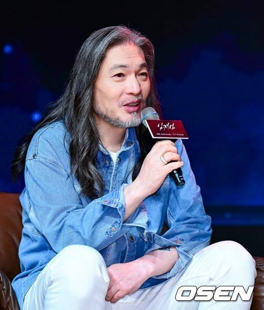 [OSEN=지형준 기자] 17일 오후 서울 강남구 청담동 일지아트홀에서 임재범 40주년 기념 전국투어 및 8집 선공개 기자간담회가 열렸다.  가수 임재범은 데뷔 40주년이라는 이정표를 맞아 전국투어 콘서트 ‘나는 임재범이다’를 개최하고, 정규 8집의 포문을 여는 신곡 ‘인사’를 들고 가요계에 복귀한다.  임재범이 포토타임을 하고 있다. 2025.09.17 /jpnews@osen.co.kr