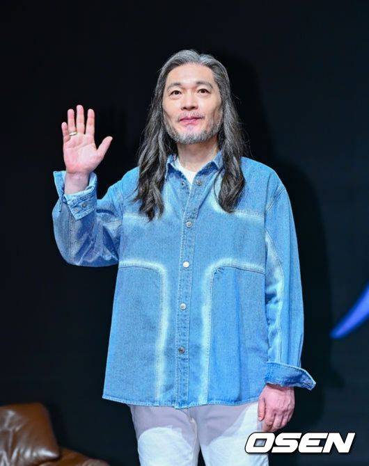 [OSEN=지형준 기자] 17일 오후 서울 강남구 청담동 일지아트홀에서 임재범 40주년 기념 전국투어 및 8집 선공개 기자간담회가 열렸다.  가수 임재범은 데뷔 40주년이라는 이정표를 맞아 전국투어 콘서트 ‘나는 임재범이다’를 개최하고, 정규 8집의 포문을 여는 신곡 ‘인사’를 들고 가요계에 복귀한다.  임재범이 포토타임을 하고 있다. 2025.09.17 /jpnews@osen.co.kr