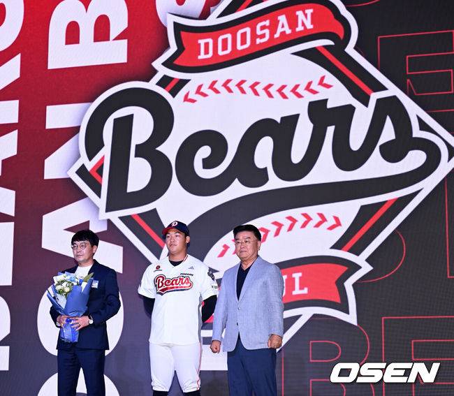 [OSEN=이대선 기자] 17일 오후 7일 오후 서울 롯데호텔 월드에서 ‘2026 KBO 신인 드래프트’가 열렸다.이번 드래프트는 전면 드래프트 방식으로 총 11라운드에 걸쳐 진행된다. 대상자는 총 1천261명으로, 고등학교 졸업 예정자 930명, 대학교 졸업 예정자 216명, 얼리 드래프트 신청자 51명, 해외 아마추어·프로 출신 선수 19명이다. 이 중 최대 110명이 KBO 10개 구단의 부름을 받게 된다.두산에 지명된 마산용마고 김주오가 기념촬영을 하고 있다. 2025.09.17 /sunday@osen.co.kr