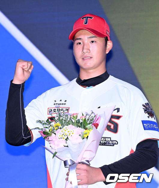 [OSEN=이대선 기자] 17일 오후 7일 오후 서울 롯데호텔 월드에서 ‘2026 KBO 신인 드래프트’가 열렸다.이번 드래프트는 전면 드래프트 방식으로 총 11라운드에 걸쳐 진행된다. 대상자는 총 1천261명으로, 고등학교 졸업 예정자 930명, 대학교 졸업 예정자 216명, 얼리 드래프트 신청자 51명, 해외 아마추어·프로 출신 선수 19명이다. 이 중 최대 110명이 KBO 10개 구단의 부름을 받게 된다.KIA에 지명된 신인 김현수가 기념촬영을 가지고 있다. 2025.09.17 /sunday@osen.co.kr