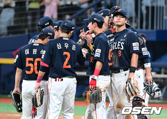 한화 선수들이 승리를 따내고 축하하고 있다./OSEN DB