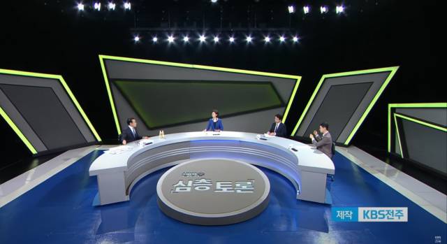 ▲최경식 전북 남원시장이 방송 토론회에 참석해 남원테마파크(주)와 관련된 소송의 원인과 앞으로의 계획을 밝히고 있다. ⓒ방송화면