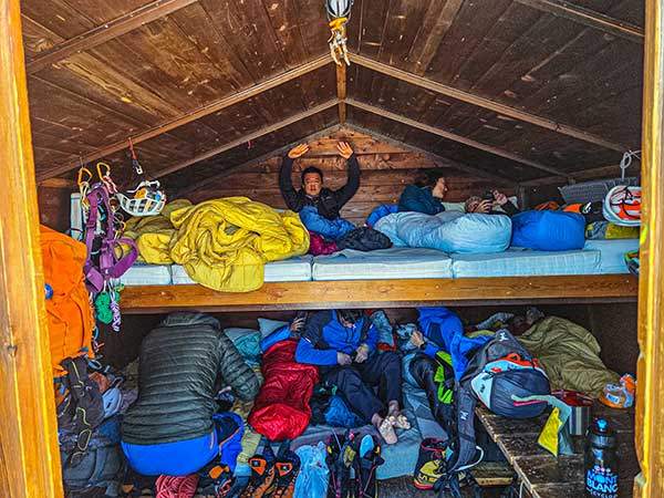 로시 에 볼란테 비박산장 내부. 12인이 잘 수 있다. 무인산장이라 예약은 할 수 없다.