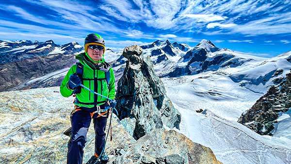 등반 중 알프스를 배경으로 선 노재윤씨.