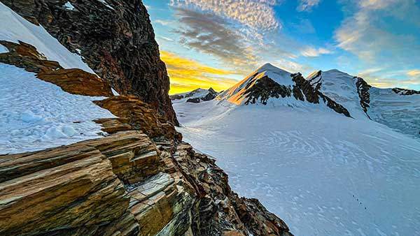 산장이 있는 바위벽에서 바라본 풍경. 오른쪽 아래로 등반가들이 설원을 지나고 있다.
