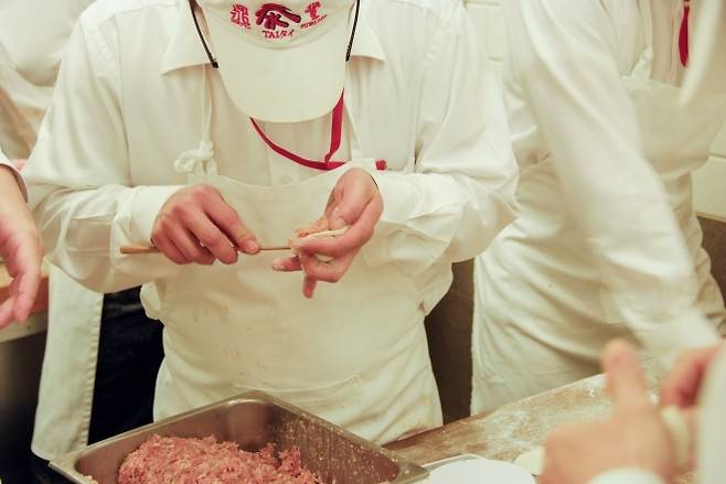 대만 만두 전문점 딘타이펑에서 직원들이 샤오룽바오를 만드는 모습.