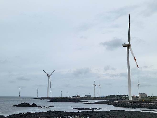 제주도가 21일부터 23일까지 3일간 제주 메종글래드 호텔과 한라생태숲에서 개최되는  ‘2025 세계기후경제포럼(WCEF 2025)’에서 탄소크레딧 시장 구축에 나선다. 사진은 한림 해상풍력발전. 제주 강동삼 기자