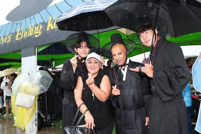 WSB 의 ‘케이데이 인 한강’ 이벤트에서 한 참가자가 사자보이즈 복장을 한 모델과 기념사진을 찍고 있다. 한국관광공사 제공.