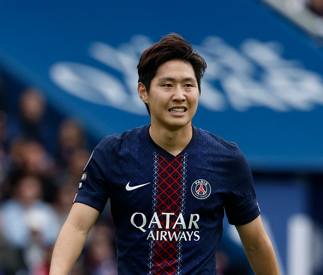 파리 생제르맹 이강인이 15일(한국시간) 프랑스 파리의 파르크 데 프랑스에서 열린 2025~26 프랑스 프로축구 리그1 4라운드 랑스와의 홈 경기에서 아쉬운 표정을 짓고 있다. 로이터 연합뉴스