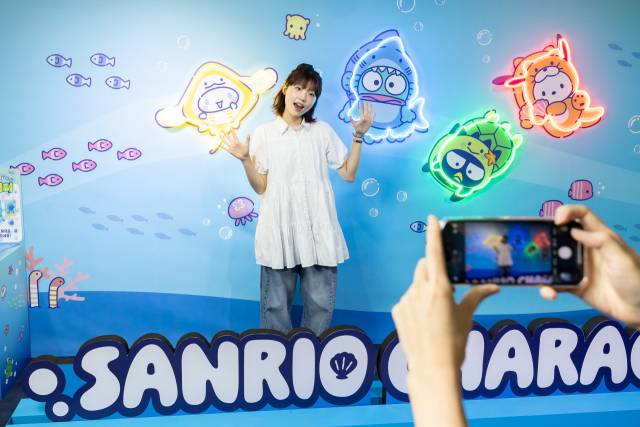 롯데월드 아쿠아리움 산리오캐릭터즈 포토존에서 사진 촬영하는 손님들. 사진 제공=롯데월드.