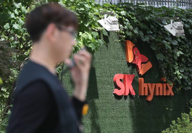 SK하이닉스 직원들이 경기 이천시 SK하이닉스 본사 앞으로 걸어가고 있다. 뉴스1